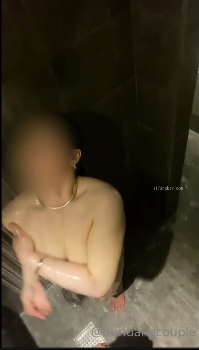 38岁极品人妻姐姐，超弹大胸白嫩大桃子，风骚妩媚，骚气逼人，要把两个小伙给榨干才满足